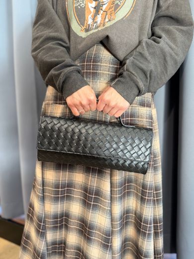 Immagine di BORSA BAGUETTE INTRECCIATA - Disponibile in NERO, MARRONE