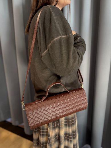 Immagine di BORSA BAGUETTE INTRECCIATA - Disponibile in NERO, MARRONE